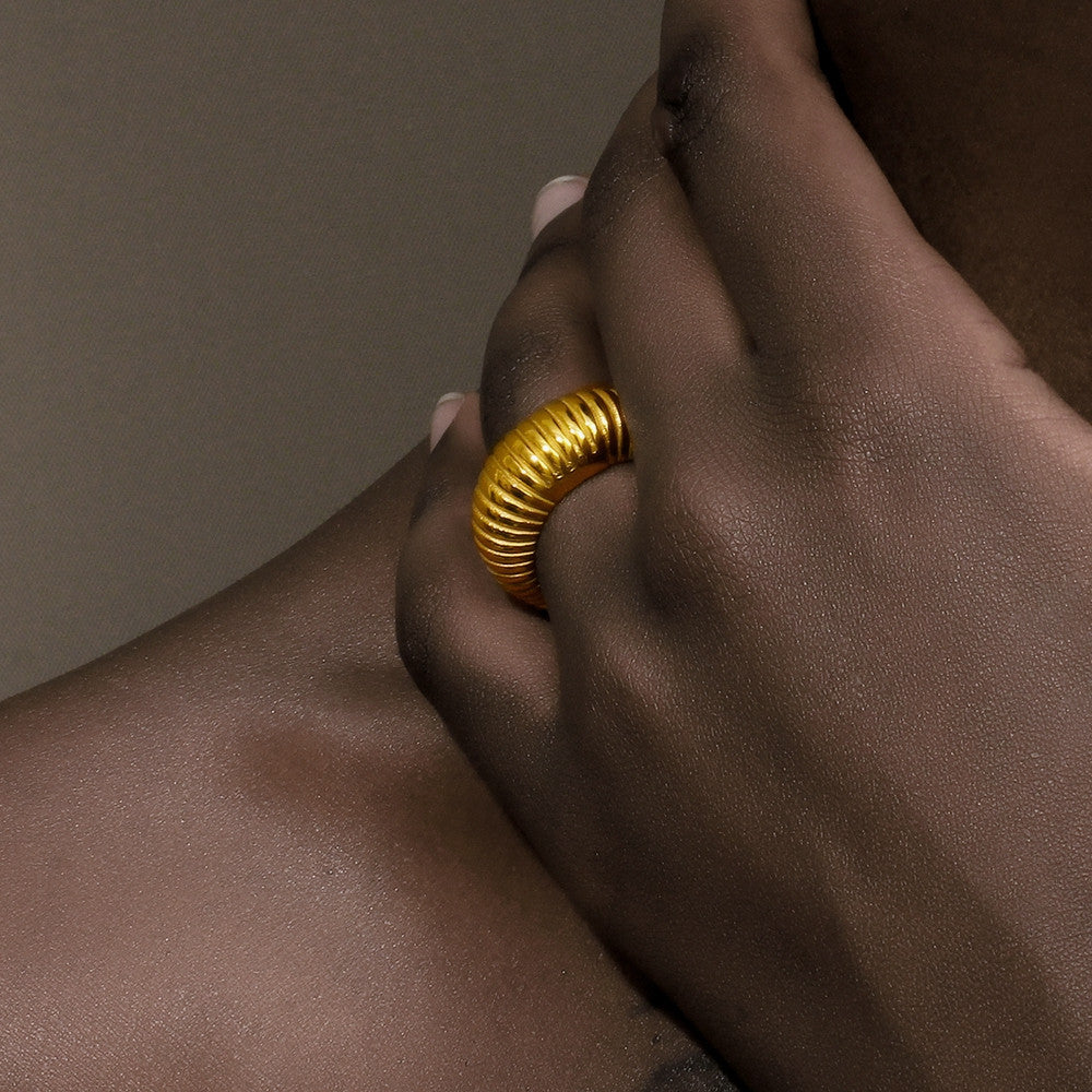 Women&#39;s Minimalist Style Thin Bread 18k Gold Waterproof Stainless Steel Ring